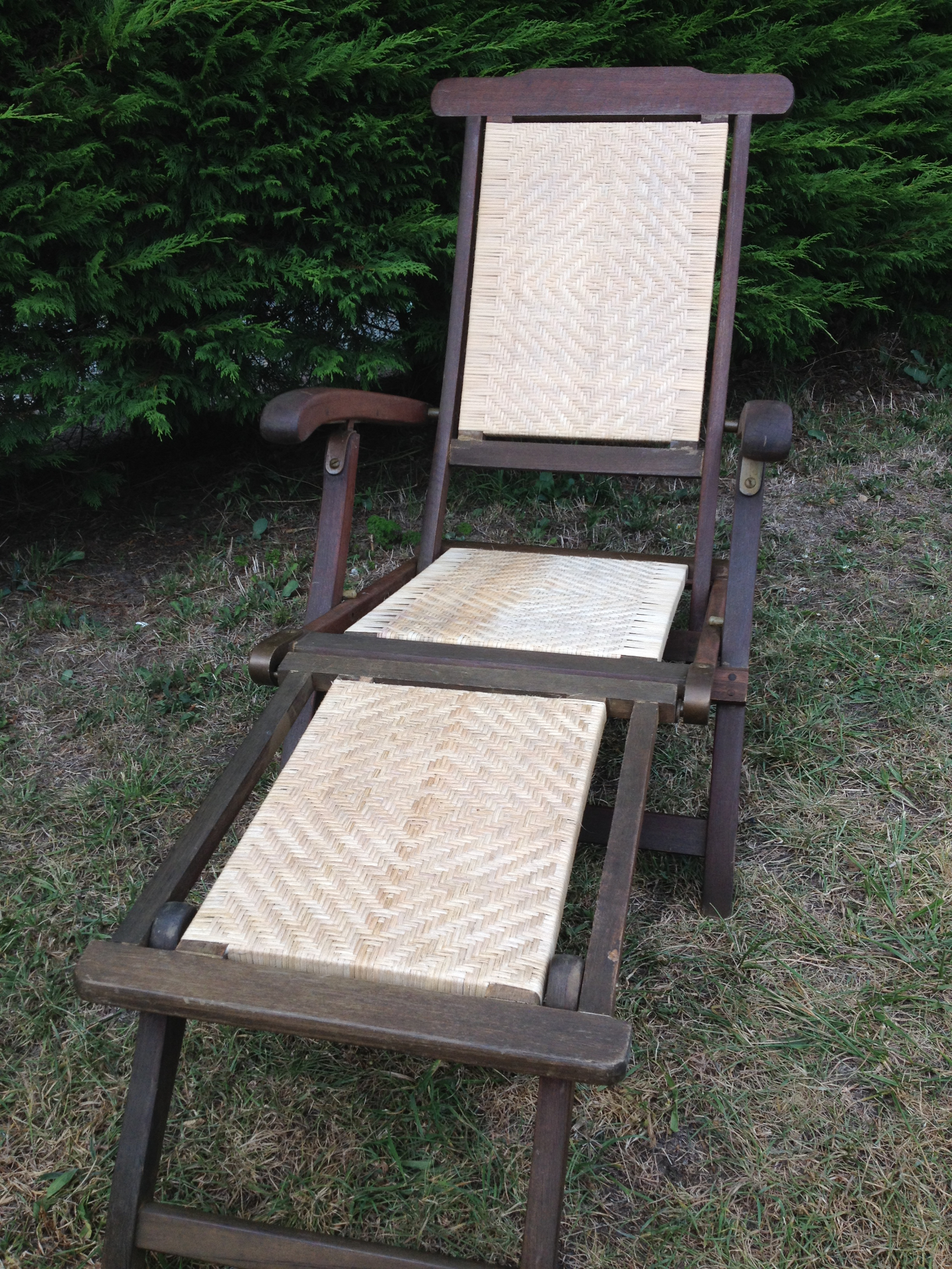 Chaise longue rempaillée à motif géométrique