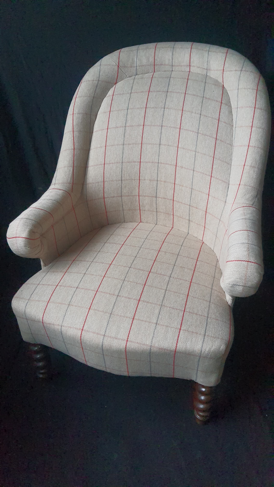 Après : le même fauteuil habillé en tweed champêtre