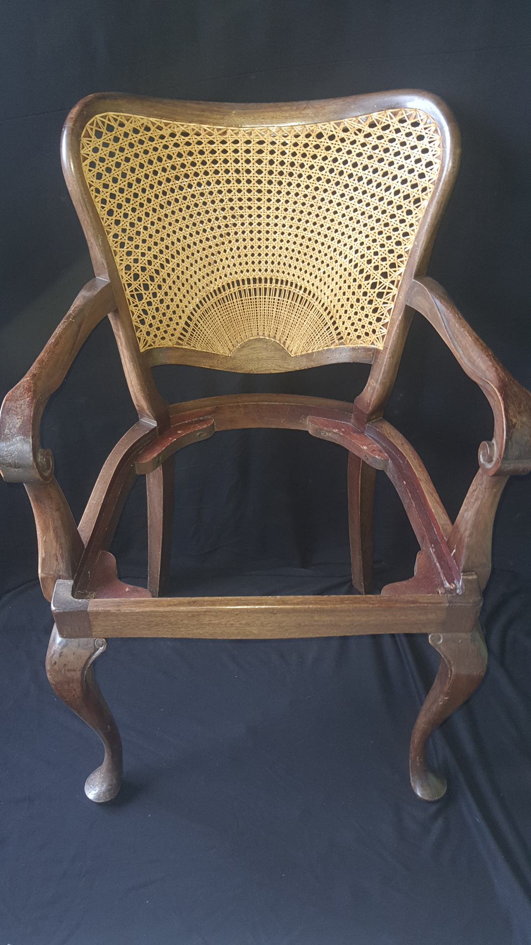Fauteuil au cannage rayonnant restauré