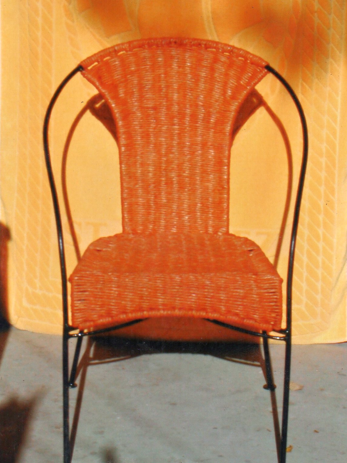 Fauteuil de terrasse en osier orangé