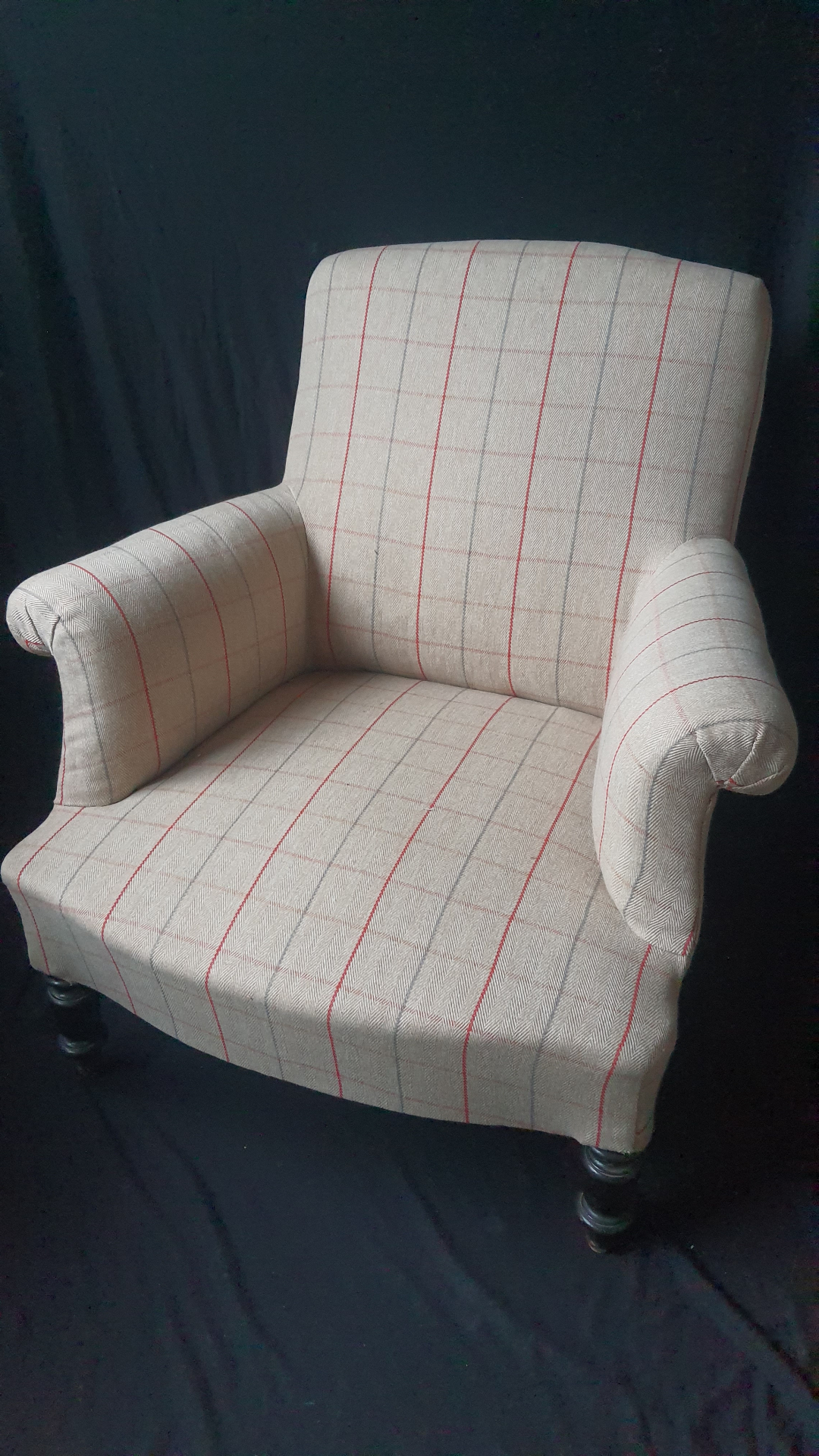Fauteuil crapaud retapissé en tweed à carreaux